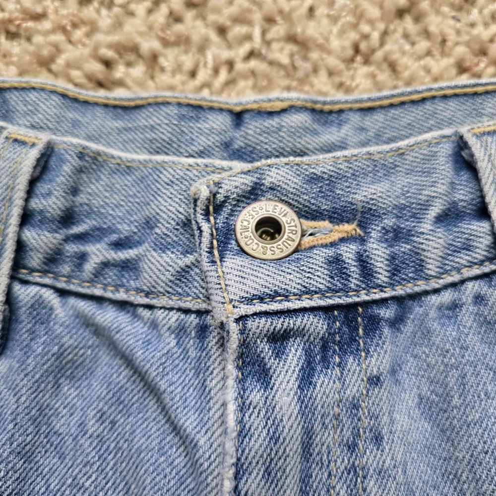 Vintage Levi's 519 Women's Light Wash Blue Denim Cutoff Shorts - Picture 6 of 14